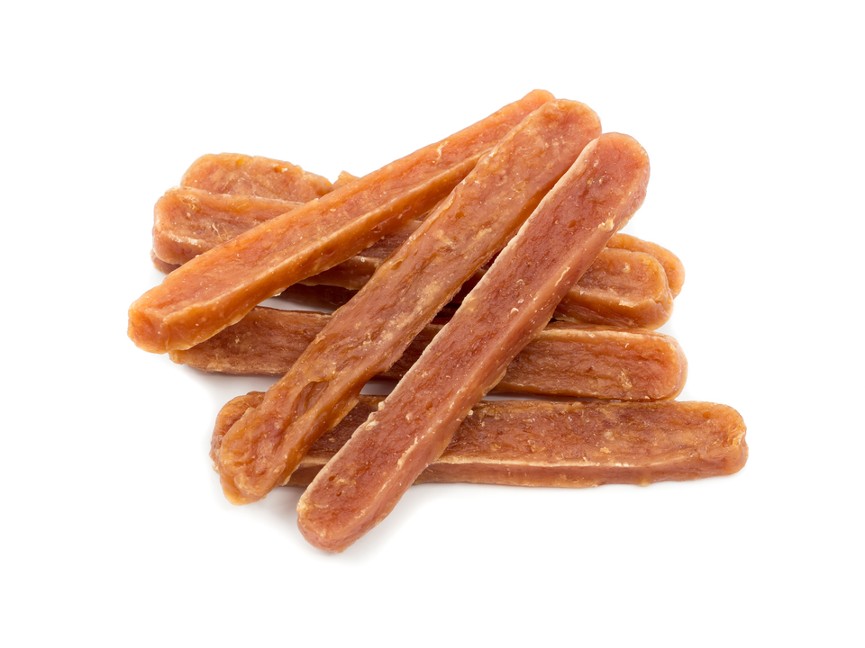 Fleischstücke in Form von Streifen, ideale Köstlichkeiten für wählerische Hunde.