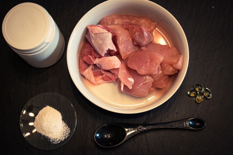 Fleisch in der BARF-Diät muss sorgfältig ausgewogen sein, um den Bedürfnissen des Einzelnen gerecht zu werden. Es gibt spezielle Zähler, mit denen die Menge der Zutaten in der Mischung berechnet werden kann.