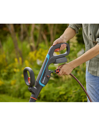 GARDENA Akku-Terrassenbürste AquaBrush Patio 03/18V P4A mit wiederaufladbarer Batterie